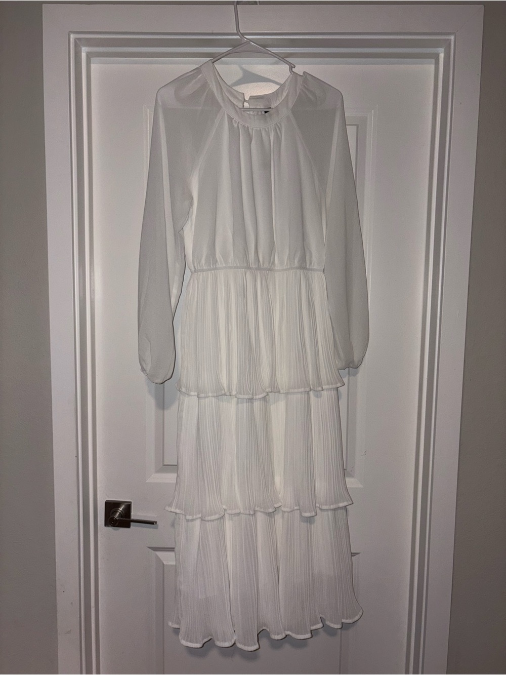 Zesica Elegant White Tiered Maxi Dress with Long Sleeves